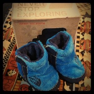 SOLD The North Face  size 2 infant fleece booties.